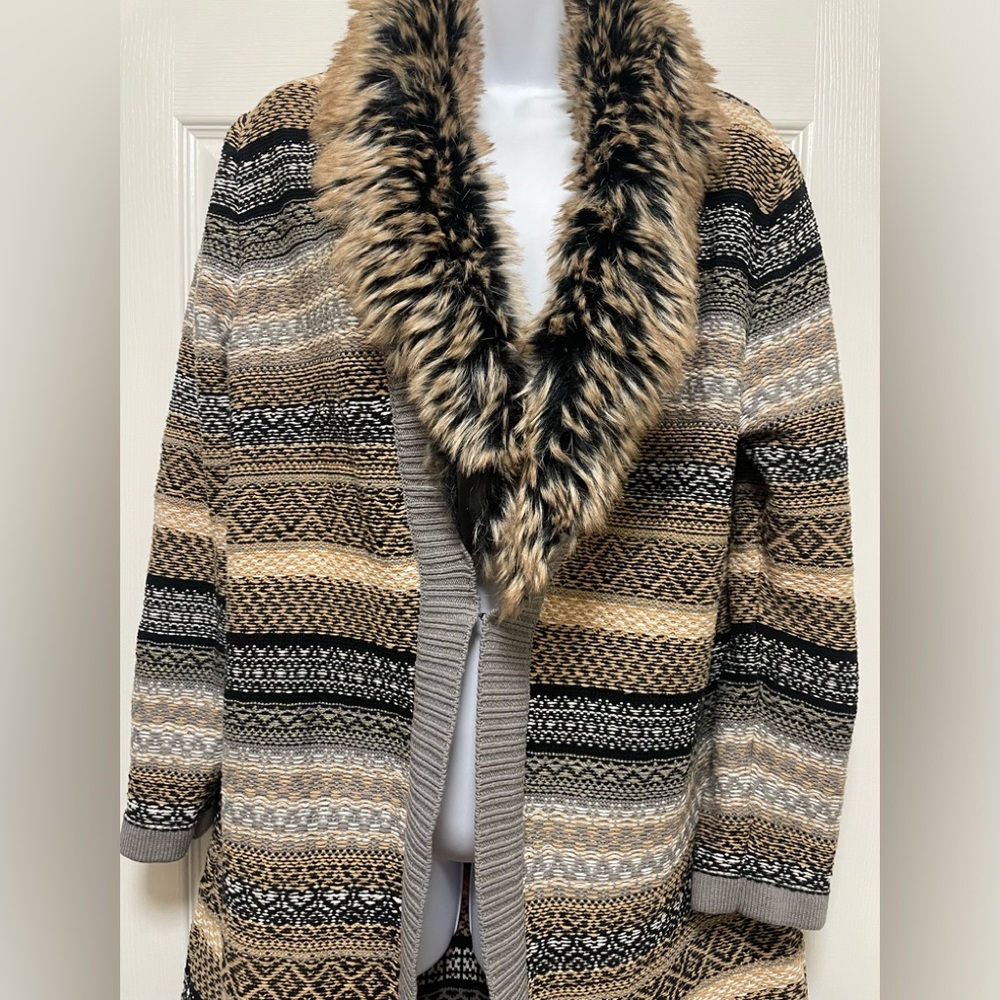 90’s Women's Patterned Sweater with Faux Fur Collar
Beautiful Fall Colors